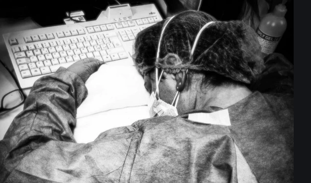 La historia detrás de la foto de la enfermera italiana exhausta tras atender a más de 50 pacientes | Internacionales