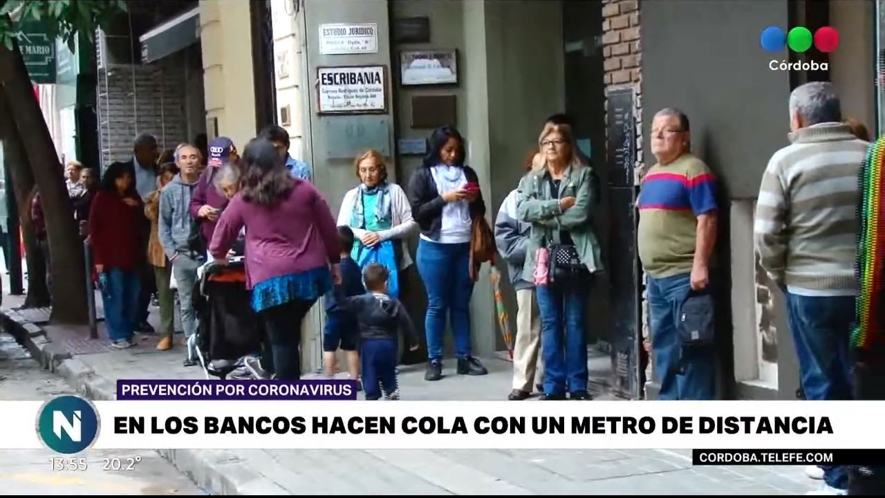 Jubilados toman distancia de un metro en las colas del banco | Córdoba