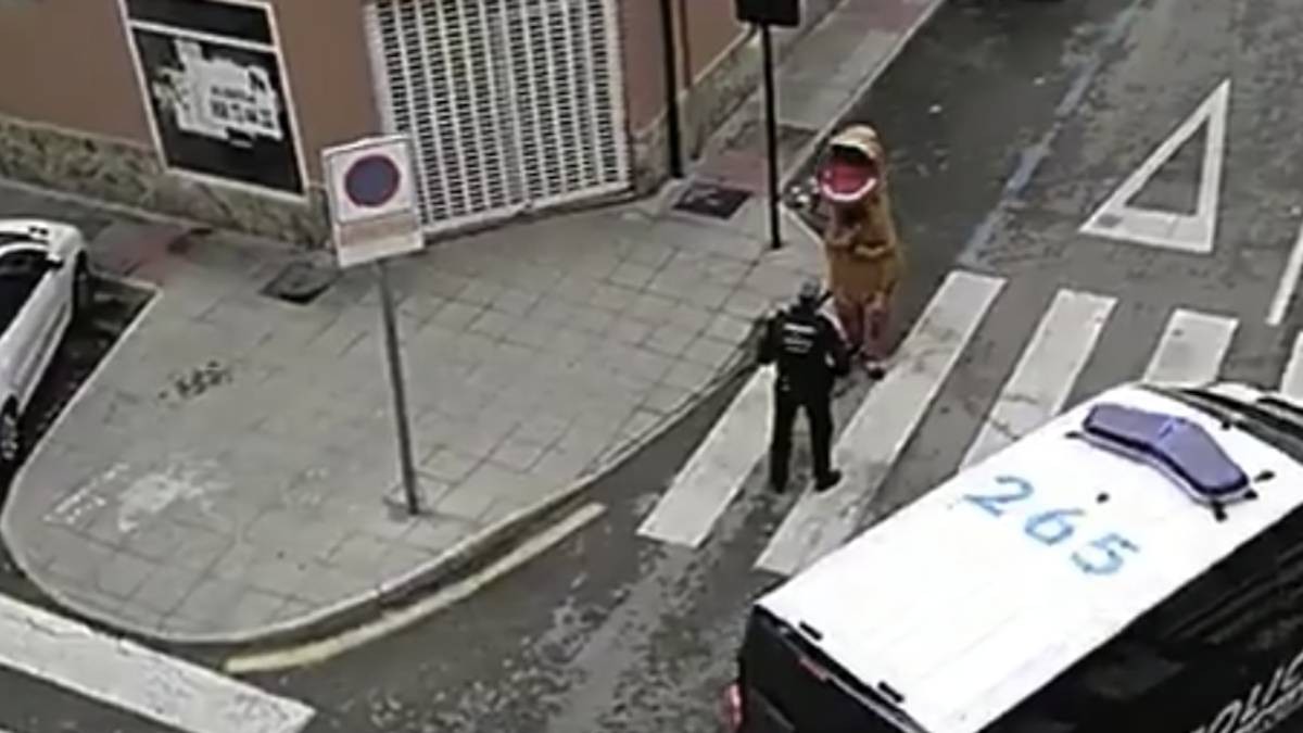 Video: la policía detuvo a un "dinosaurio" que quebró la cuarentena | Internacionales
