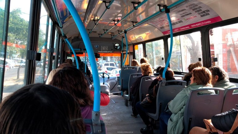 Desde mañana, en los colectivos urbanos sólo viajarán pasajeros sentados | Córdoba