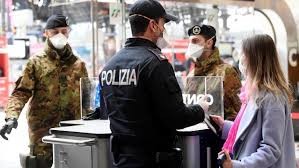 Video: un joven se quitó el barbijo y escupió una fruta en un supermercado | Internacionales