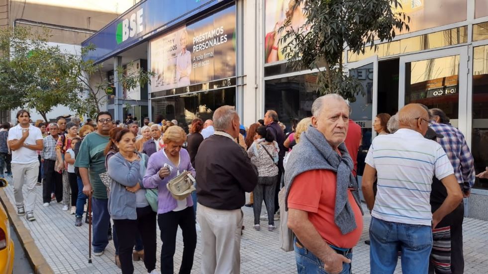 Población de riesgo, en doble riesgo: jubilados amontonados para cobrar en el banco | Córdoba