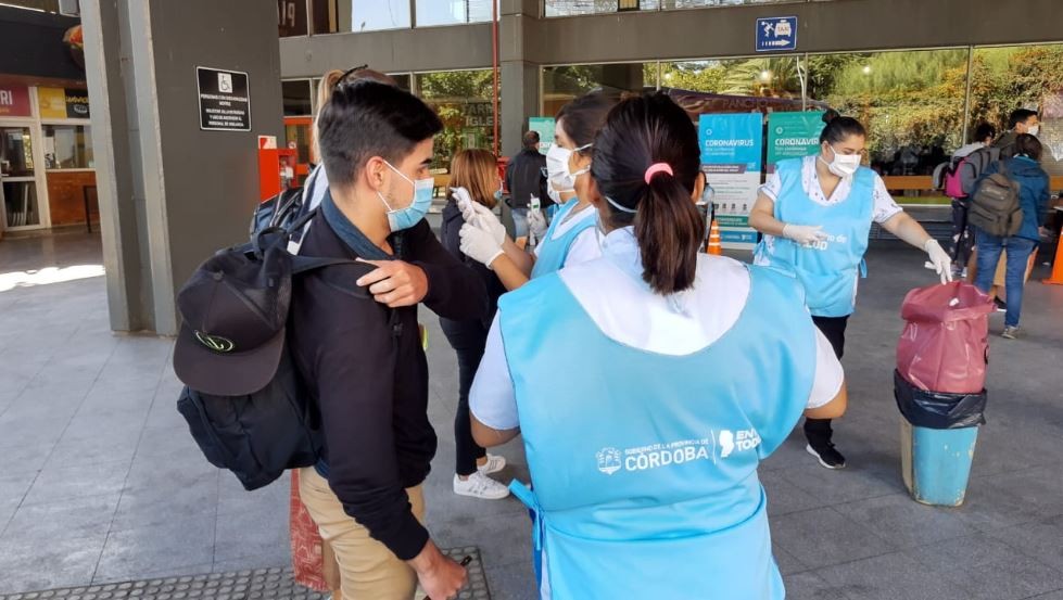 FOTOS - Escolta policial y control sanitario para cordobeses que llegaron desde Brasil y Perú | Córdoba