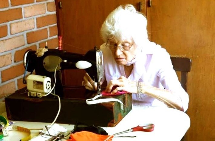 La mujer de 89 años que hace barbijos para los hospitales de Misiones | Actualidad
