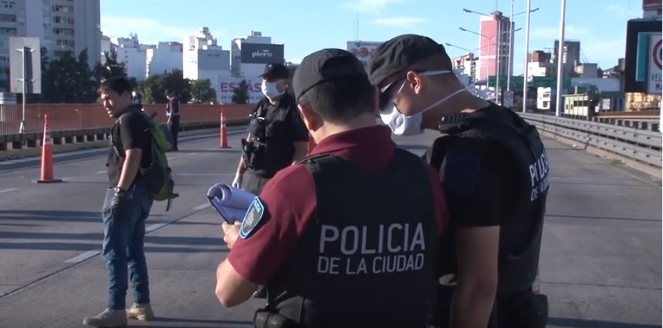 Buenos Aires: insólito, en un control policial argumentó que buscaba travestis para tener sexo | Actualidad
