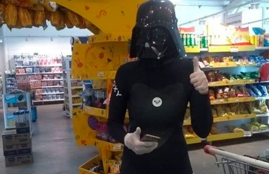 La chica que se disfrazó de Darth Vader para ir de compras en la cuarentena | Curiosidades