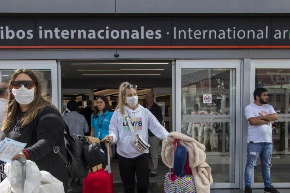 Tras el cierre de fronteras, el Gobierno pide que los argentinos con patologías llamen al consulado | Actualidad