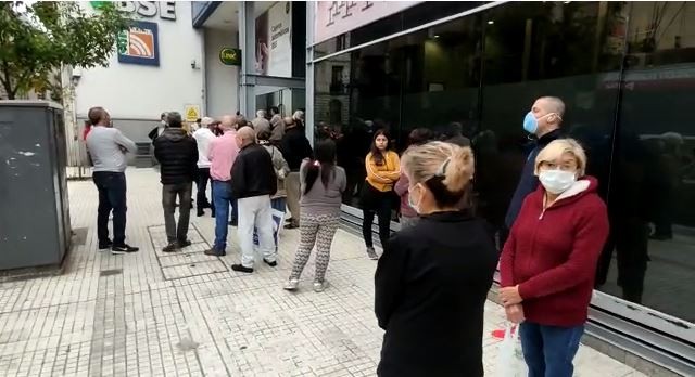 En cuarentena, colas de jubilados: cobran por cajero automático pero muchos van al mismo banco | Córdoba
