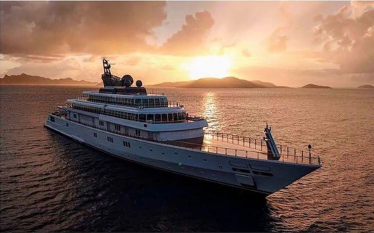 "Para evitar el virus": la foto de un multimillonario que causó indignación | Redes