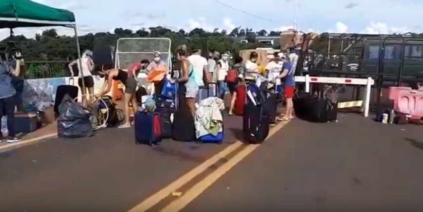 "Por única vez y por razones humanitarias": dejaron ingresar a argentinos varados en el puente fronterizo en Iguazú | Actualidad