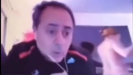 VIDEO: Teletrabajo con “streap tease”, la esposa de un docente chileno cruzó desnuda durante una clase | Redes