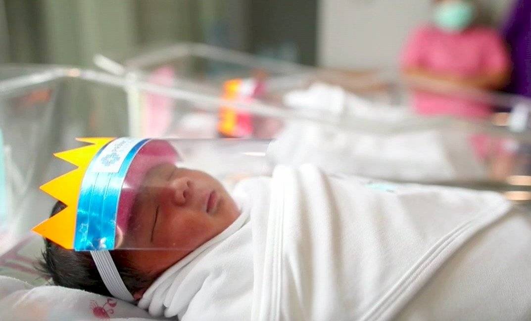 Le ponen mascarilla a los recién nacidos para protegerlos del coronavirus en Tailandia | Internacionales