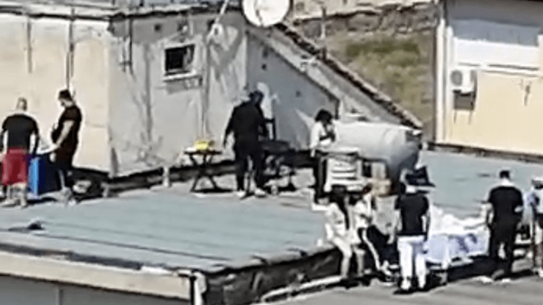 VIDEO: hacían un asado en la terraza, llegó un helicóptero policial y le tiraron con fuegos artificiales | Curiosidades