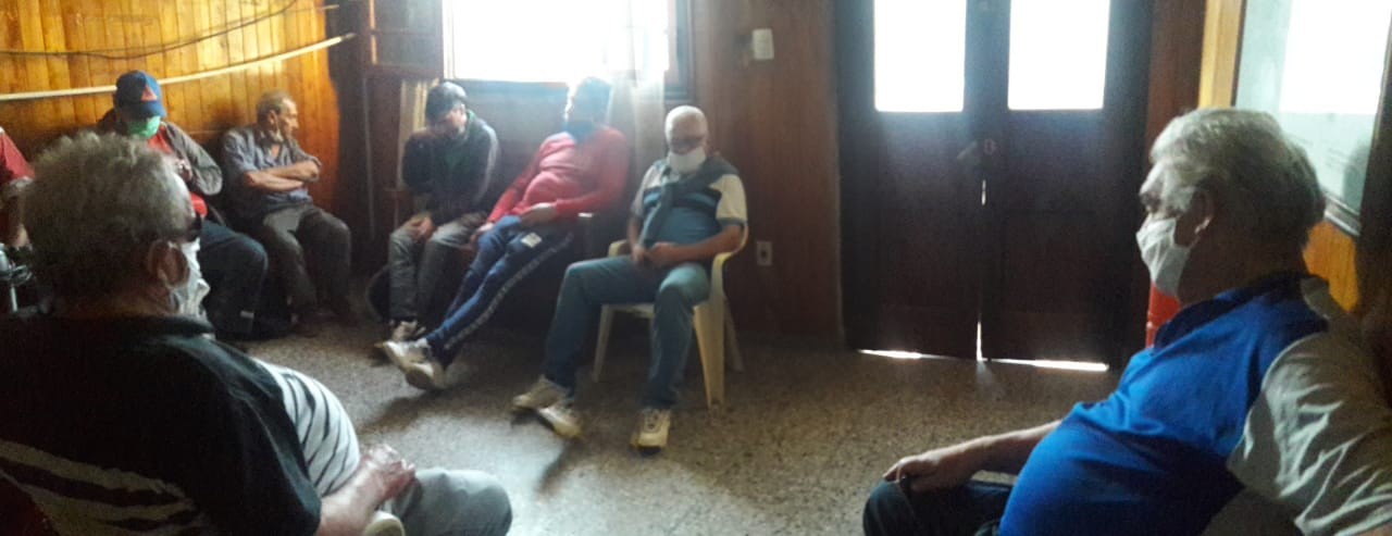 Estaban de peña comiendo pescados: Quedaron todos detenidos | Actualidad