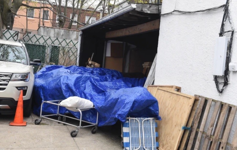 "No tenemos más espacio": funeraria apila cuerpos afuera y a la vista de todos | Internacionales