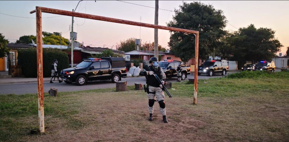 Policías irrumpieron en un partido de fútbol y tuvieron que atajar piedras | Córdoba