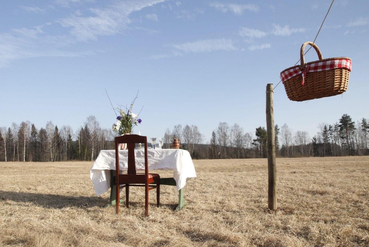 Coronavirus: el restaurante que tiene una sola mesa en el medio del campo | Curiosidades