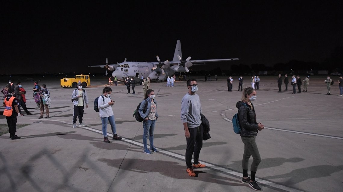Vuelven al país más de 630 argentinos varados en el exterior en tres vuelos | Actualidad