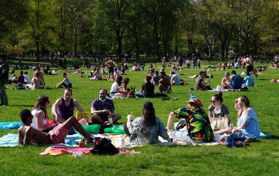 Pese a la pandemia de coronavirus, miles de personas coparon el Central Park de Nueva York | Internacionales