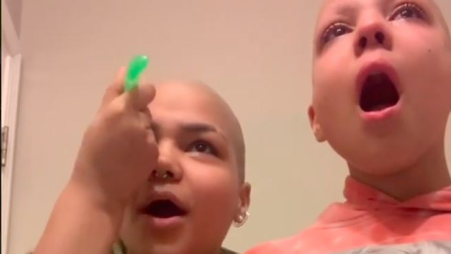 La chica que se afeitó la cabeza y las cejas para acompañar a su hermana con cáncer | Internacionales
