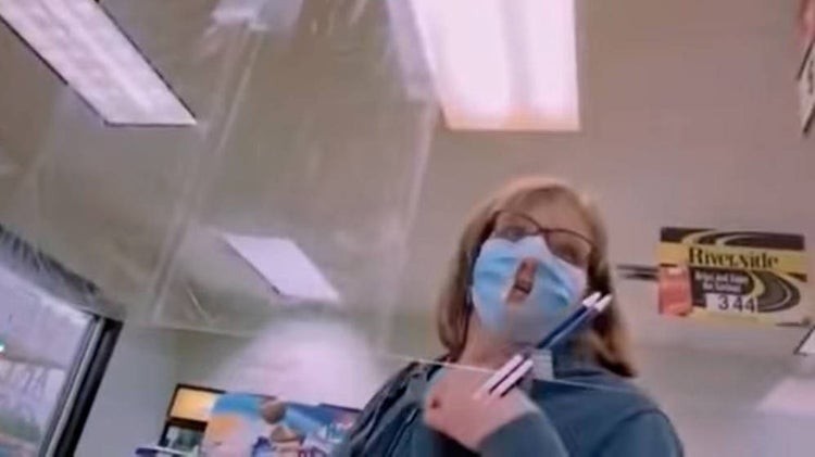 Video: la mujer que decidió cortar su barbijo en la boca para "respirar mejor" | Curiosidades