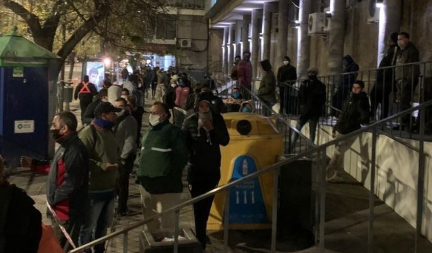 Colas enormes para cobrar el IFE en el Correo, pero hay que ir a mediodía: pagan de 14 a 17 | Córdoba