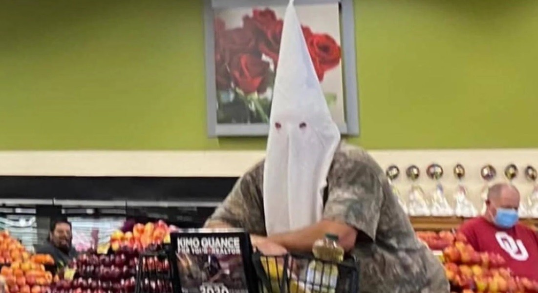 Fue al supermercado con una capucha del Ku Klux Klan a modo de "tapaboca" | Curiosidades
