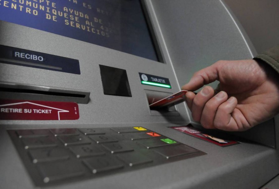 Empleados de empresas en crisis cobrarán hoy la parte del sueldo que paga el Gobierno | Actualidad