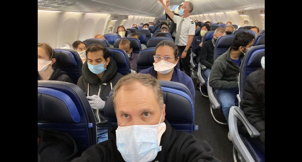 La foto de un médico en un avión que se volvió viral y desató la polémica | Internacionales