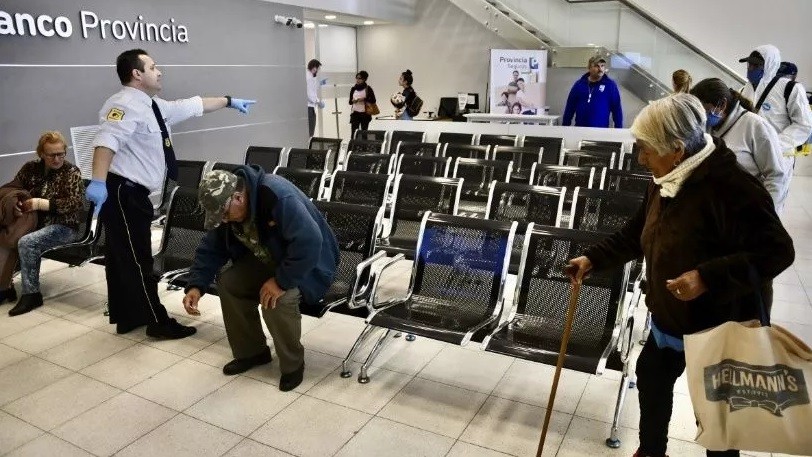 Bancos habilitarán depósito de cheques por ventanilla y tasa del 26,6% para todo plazo fijo | Economía