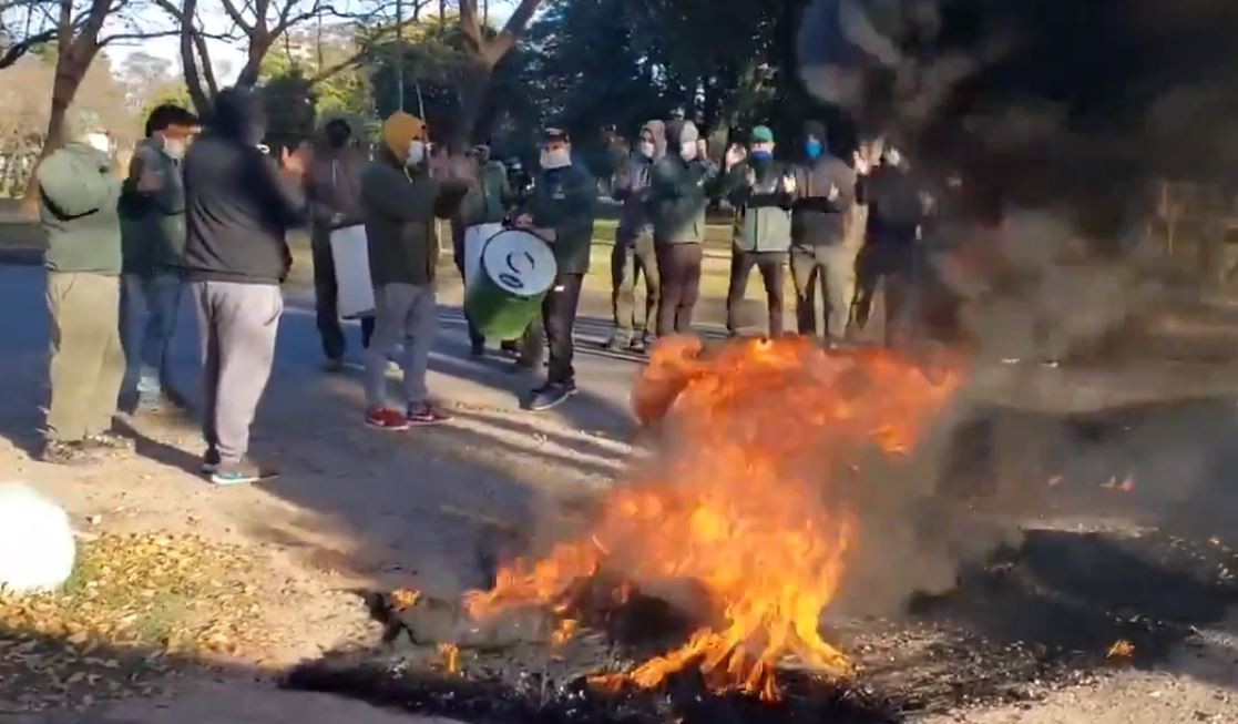 Empleados de Espacios Verdes, están de ese color por el recorte de horas que rige desde hoy | Córdoba