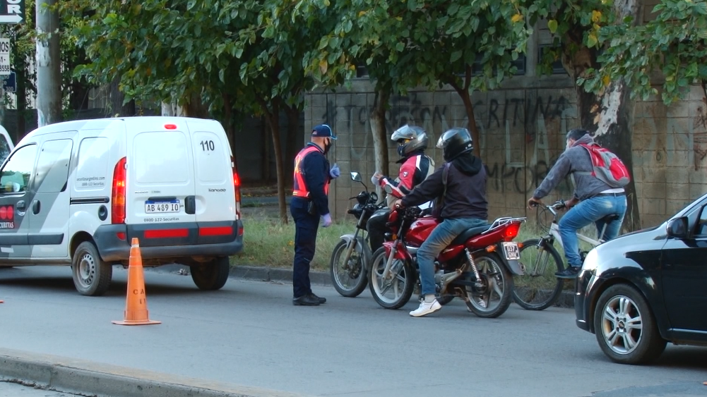 Contra la flexibilidad, controles inflexibles: desvíos y grandes embotellamientos para entrar al centro | Córdoba