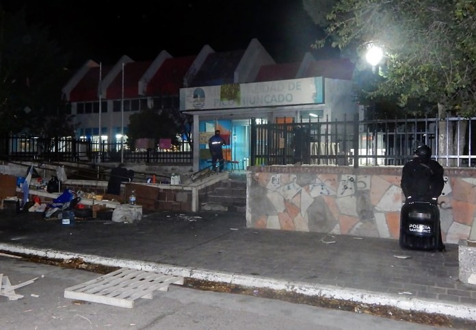 Santa Cruz: Incidentes en protesta de empleados municipales despedidos en Pico Truncado | Actualidad