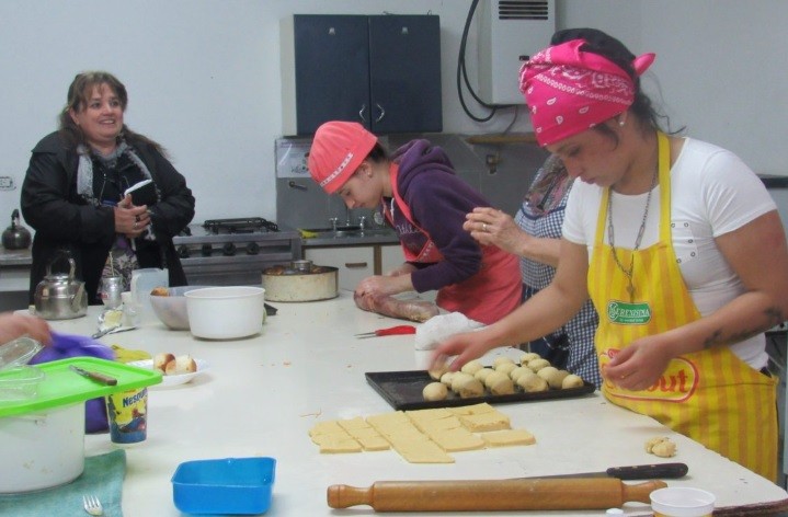 Bahía Blanca: capacitan a vecinos que organizan puntos de comida en merenderos | Actualidad