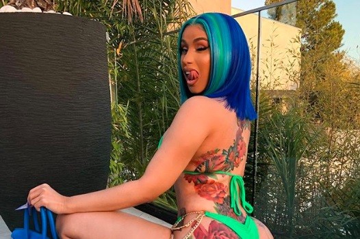 Video: Cardi B mostró el terrible tatuaje de flores que cubre parte de su cuerpo | Espectáculos