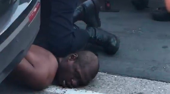 Video: policía pisó con la rodilla a un hombre negro y lo mató mientras estaba esposado | Internacionales