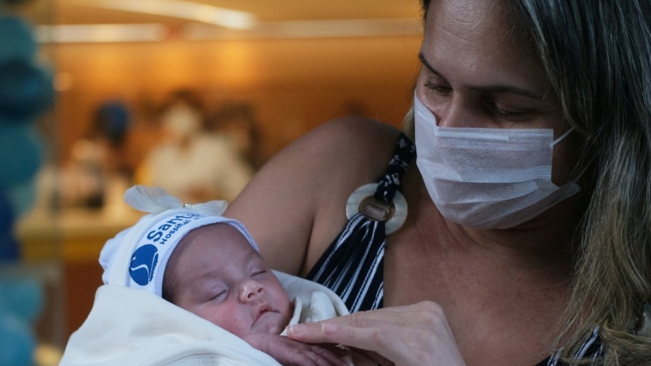 Coronavirus: dio a luz conectada a un respirador y recién pudo abrazar a su bebé un mes después | Internacionales