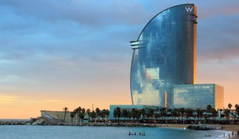 Confinado solo en un hotel de lujo, debe hacer el mantenimiento y abrir 1400 canillas | Curiosidades