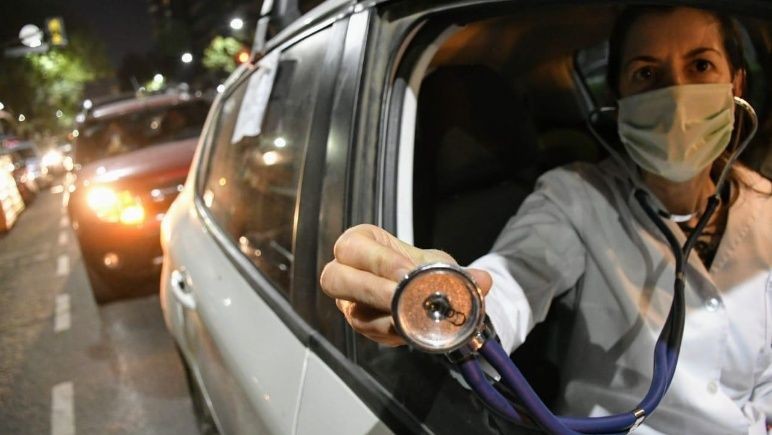 Como en Córdoba, pero en Rosario: médicos en caravana y a "bocinazos" en el Monumento a la Bandera | Actualidad