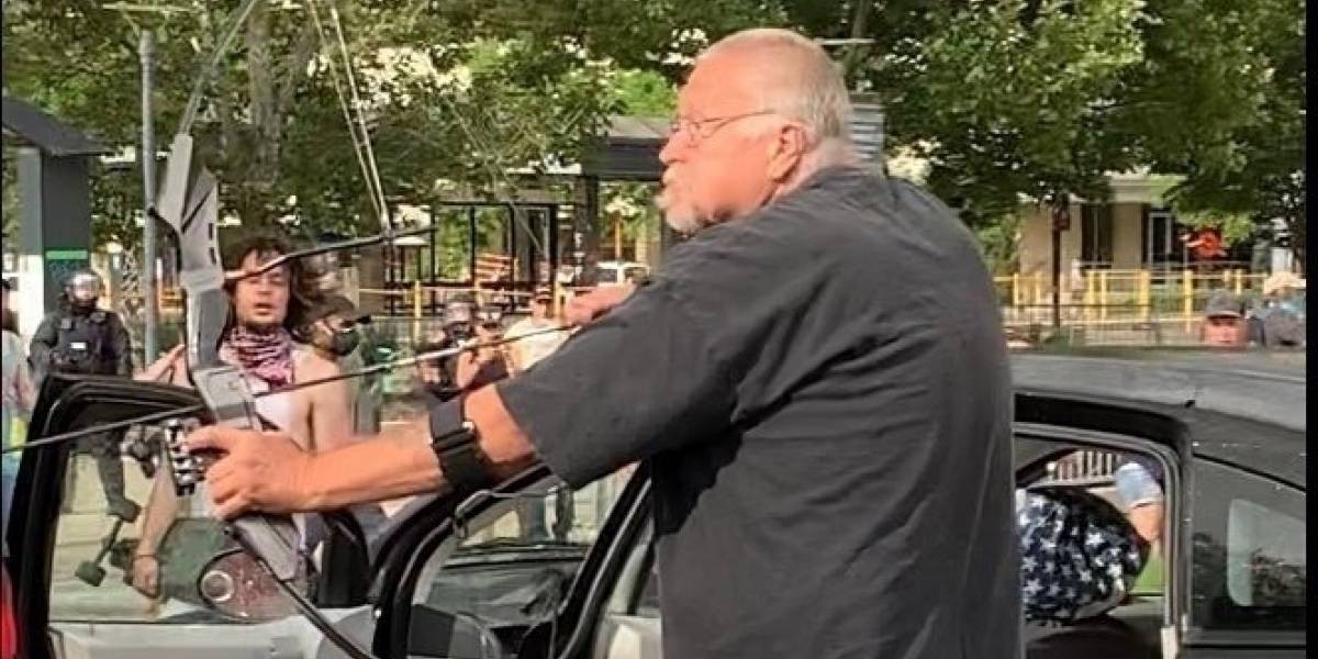 Video: un hombre apuntó con flechas a los manifestantes de Estados Unidos y casi lo linchan | Internacionales