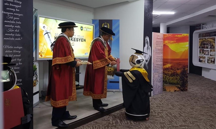 Graduación en pandemia: robots representan a estudiantes en la ceremonia | Curiosidades