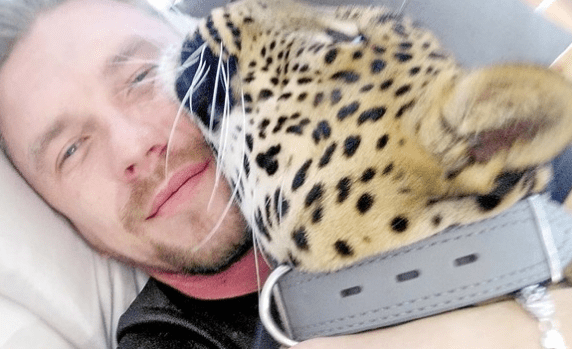 Cuidaba un leopardo, renunció al zoo y el animal casi muere de tristeza: decidió llevárselo a su casa | Curiosidades