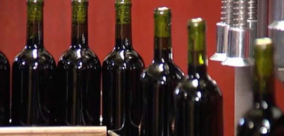 Les sobra vino y convierten el excedente en desinfectante de manos | Curiosidades