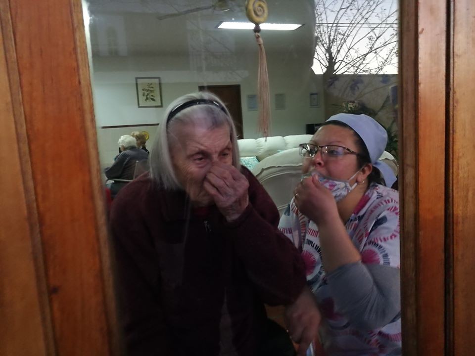 Golpe al corazón: destrozaron el panel del geriátrico que servía para que los adultos mayores se abracen con sus familiares | Actualidad