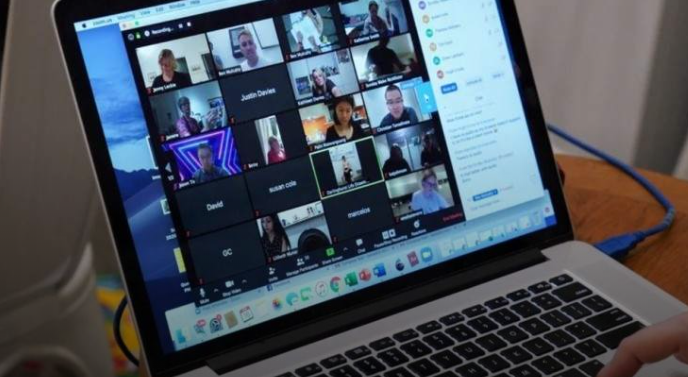 Dejó el micrófono abierto en una clase virtual y la escucharon teniendo sexo | Redes