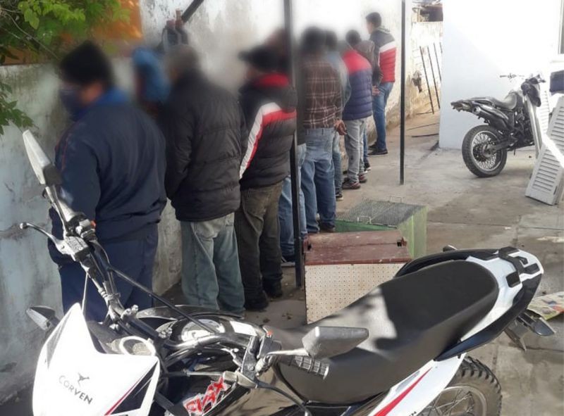 Fiestas, fútbol y riñas de gallos: más de 50 detenidos por romper la cuarentena | Actualidad