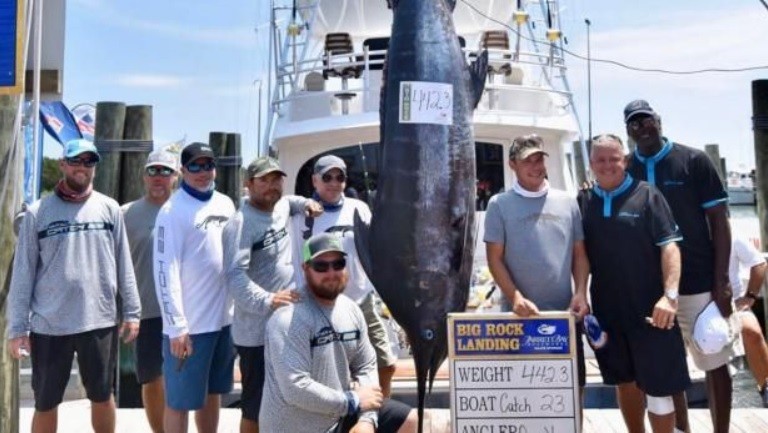 Ovacionan a Michael Jordan tras pescar un marlín de 200 kilos | Redes