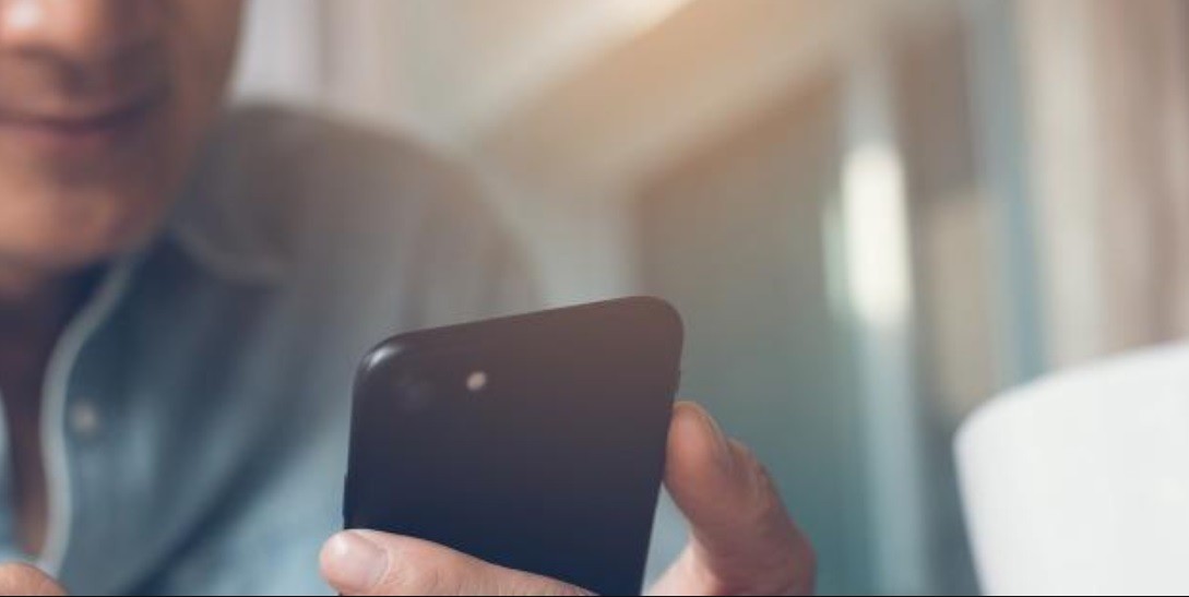 Fue a reparar el celular, discutió con el empleado y demanda a la empresa por 1 billón de dólares | Curiosidades