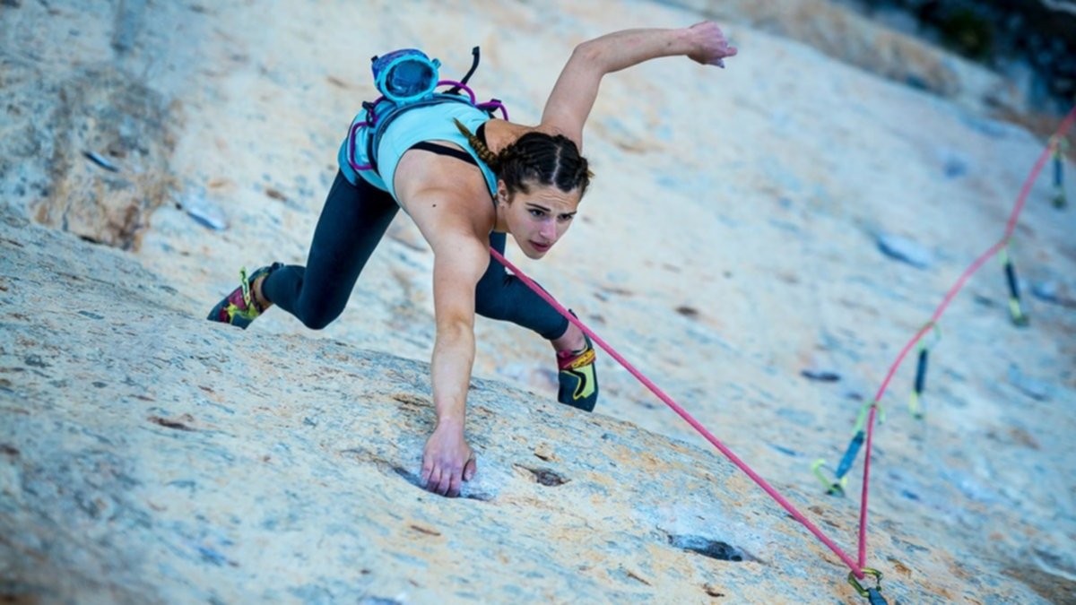 Conmoción por la muerte de una joven campeona de escalada: cayó al vacío mientras entrenaba | Deportes