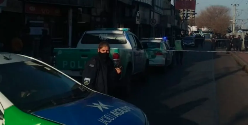 Policía mató a un joven que intentó apuñalarlo: lo acusan de homicidio | Actualidad